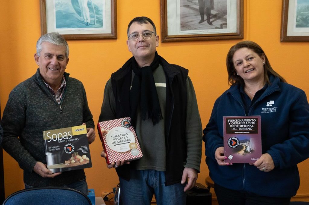 El Departamento de Turismo entregó libros a la Escuela Técnica