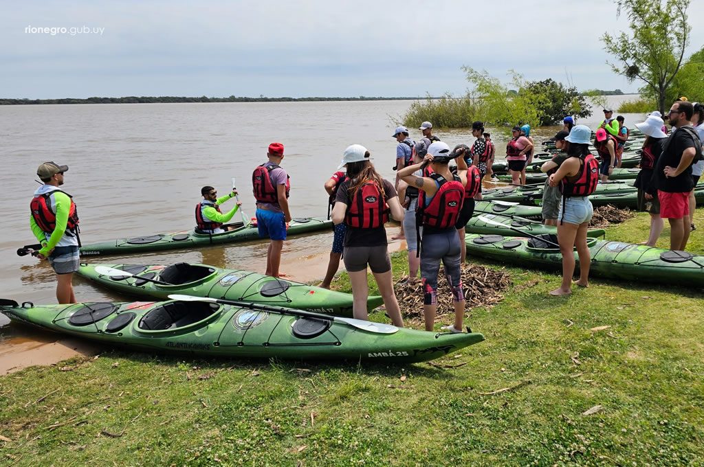 Más de 50 jóvenes de Montevideo vivieron la experiencia del Kayakismo